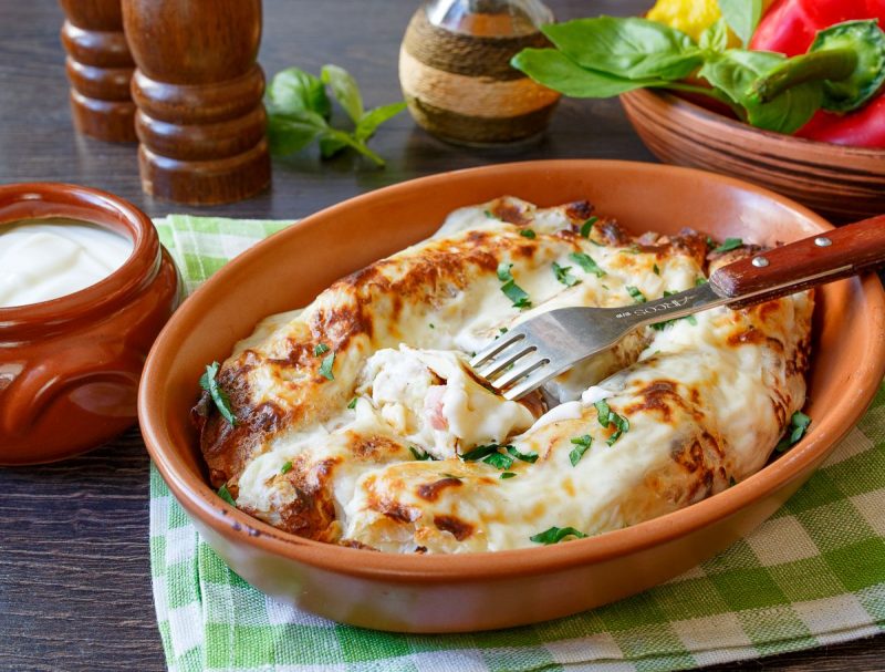 Запеченные блинчики с курицей и ветчиной под белым соусом