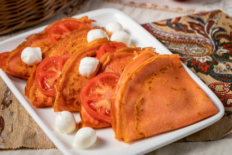 Томатные блины с яйцами и грибами: оригинальный и сытный завтрак