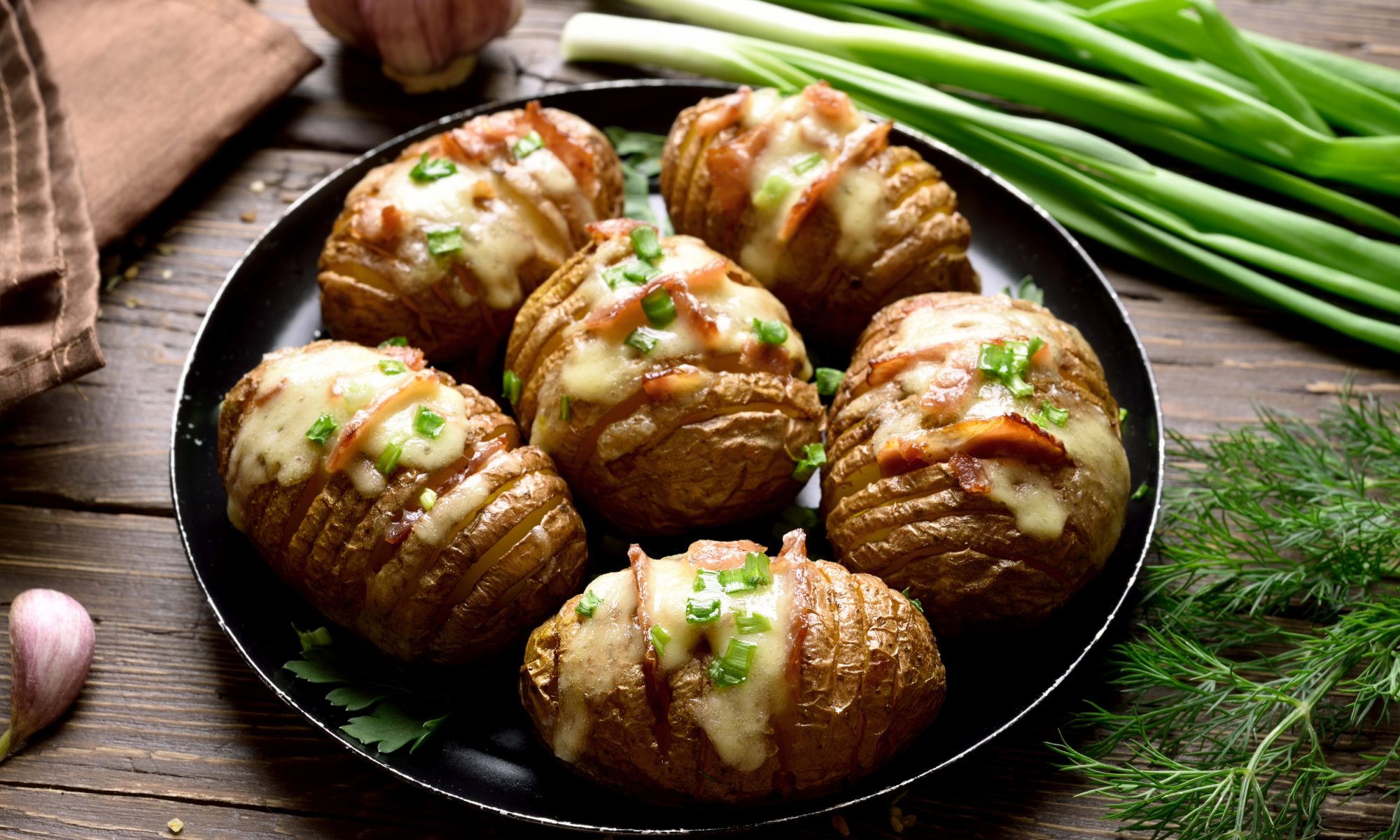 Картофель хассельбек, запечённый под соусом бешамель