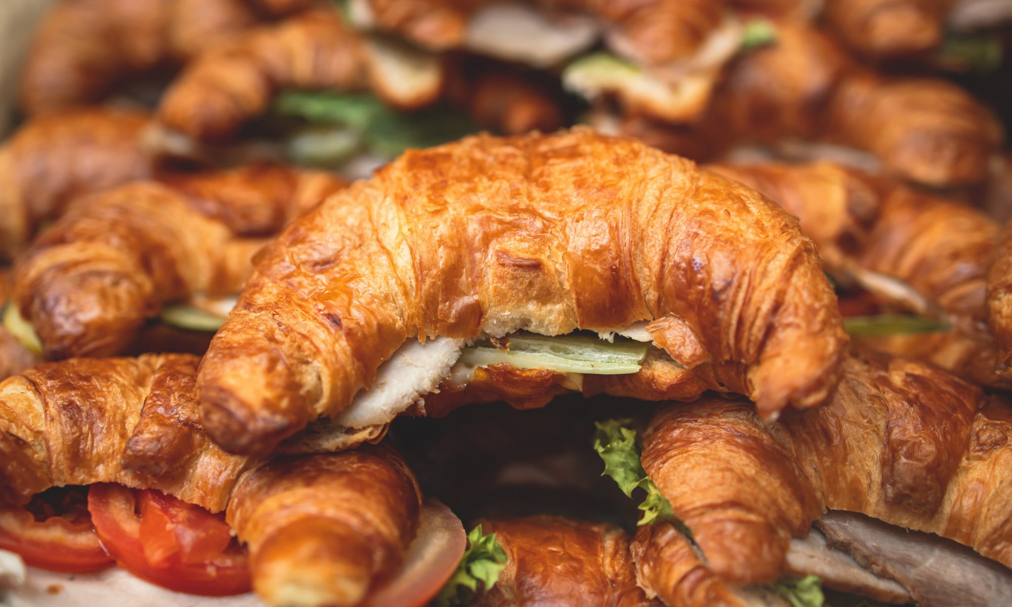 Круассан с ветчиной и сыром бри к завтраку