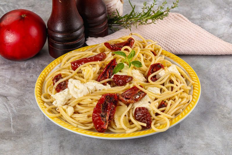 Макароны с курицей и вялеными томатами