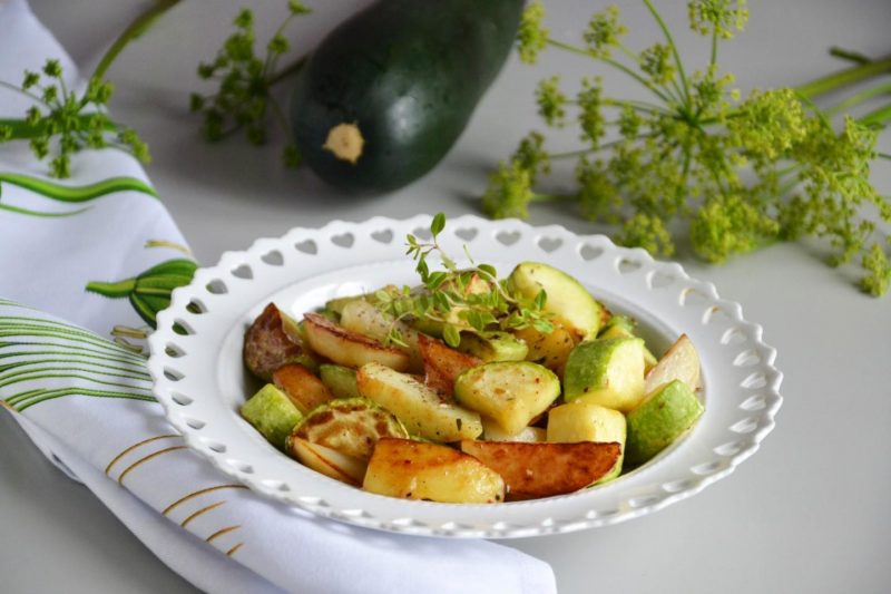 Цукини с жареной картошкой и соусом песто