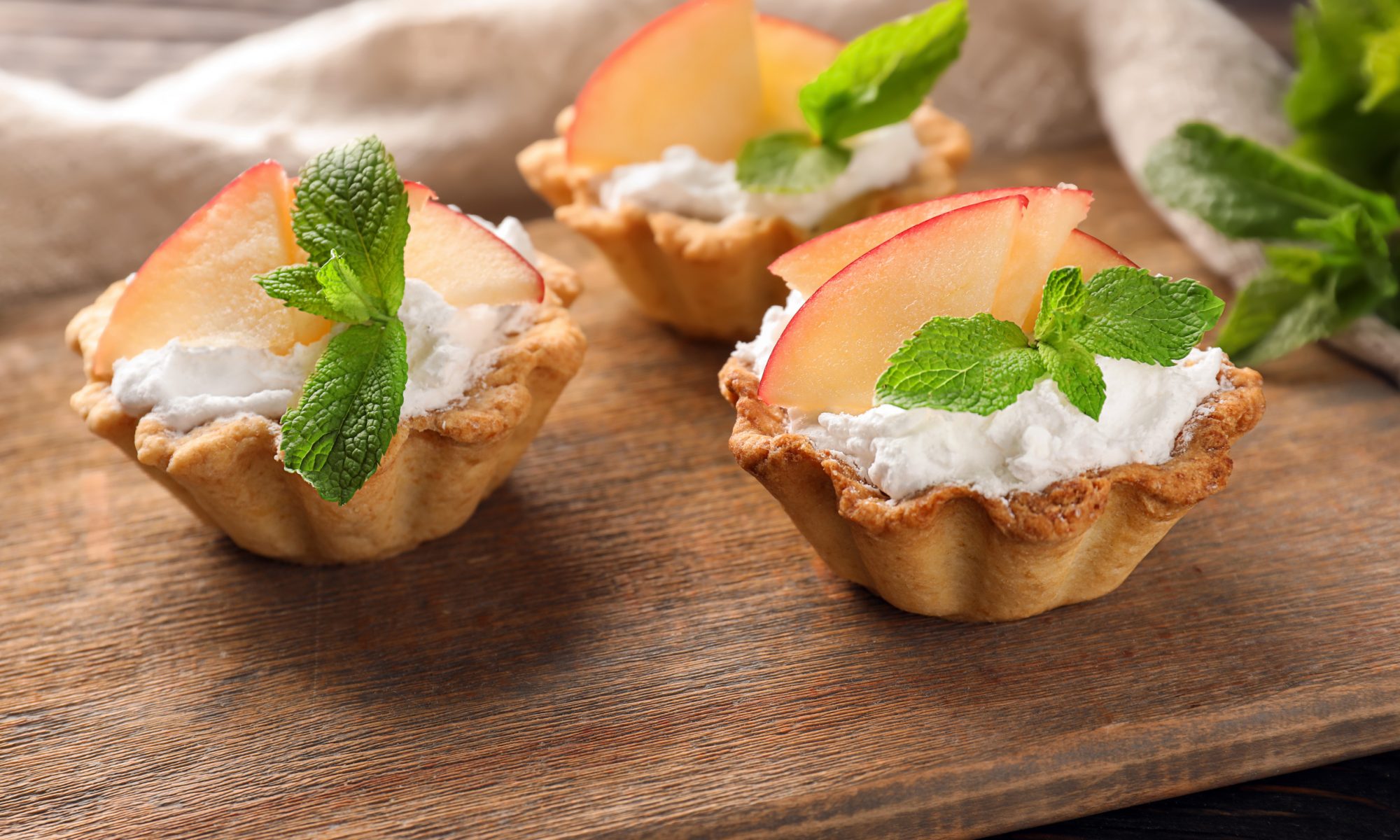 Новогодние тарталетки с персиками