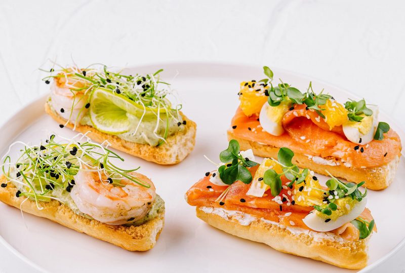 Эклеры с креветками, огурцами и майонезом