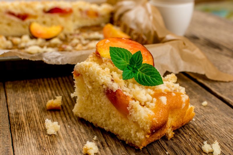 Домашнее нарезное пирожное с курагой