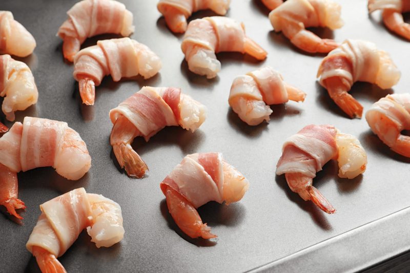 Острые креветки в беконе