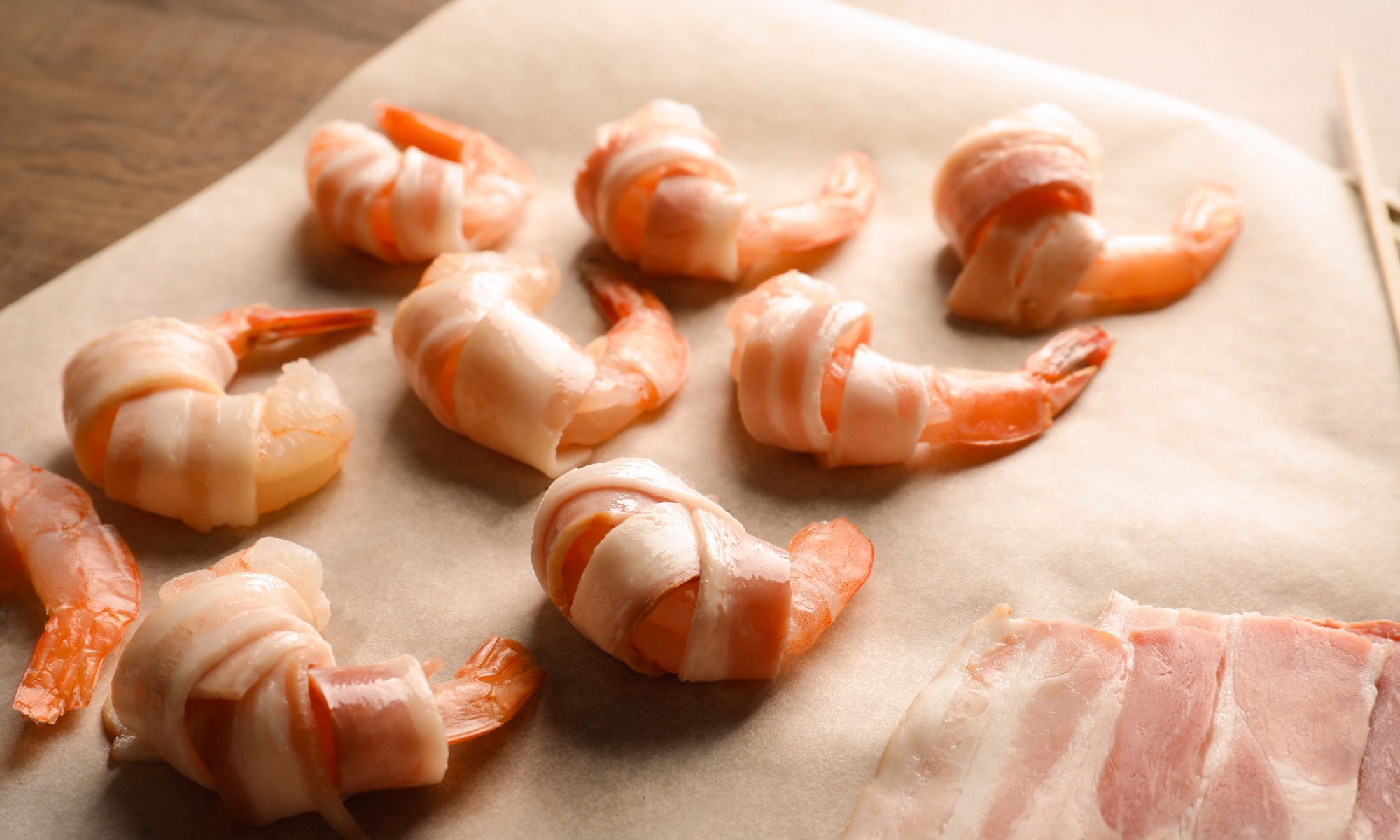 Острые креветки в беконе