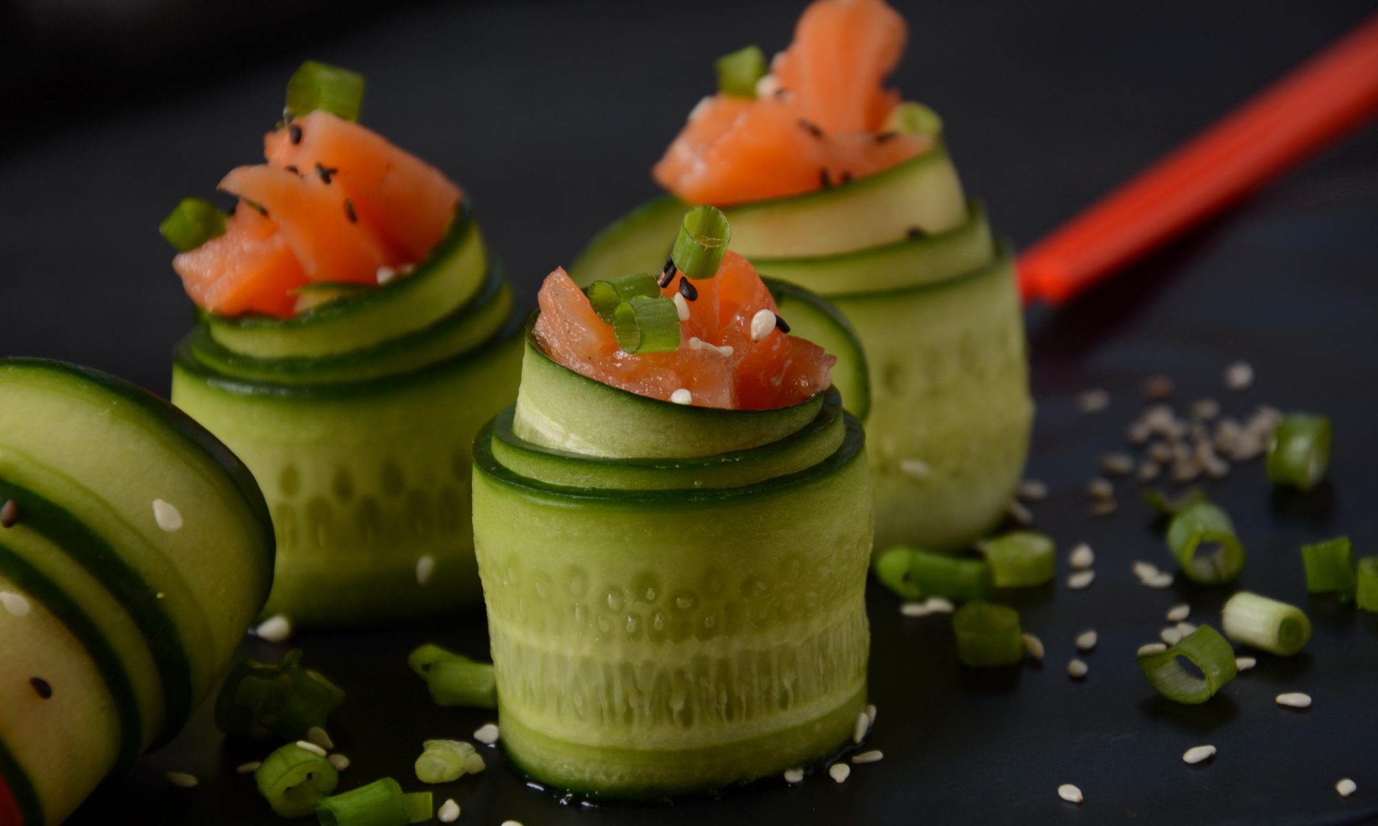 Корзиночки из огурцов с копченым лососем