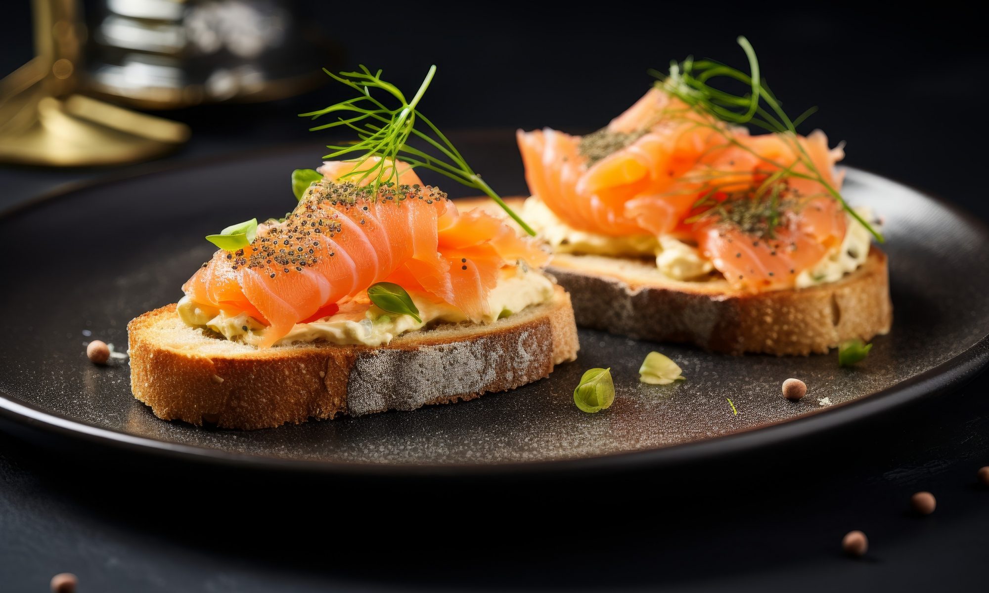 Канапе с красной рыбой, авокадо и огурцом