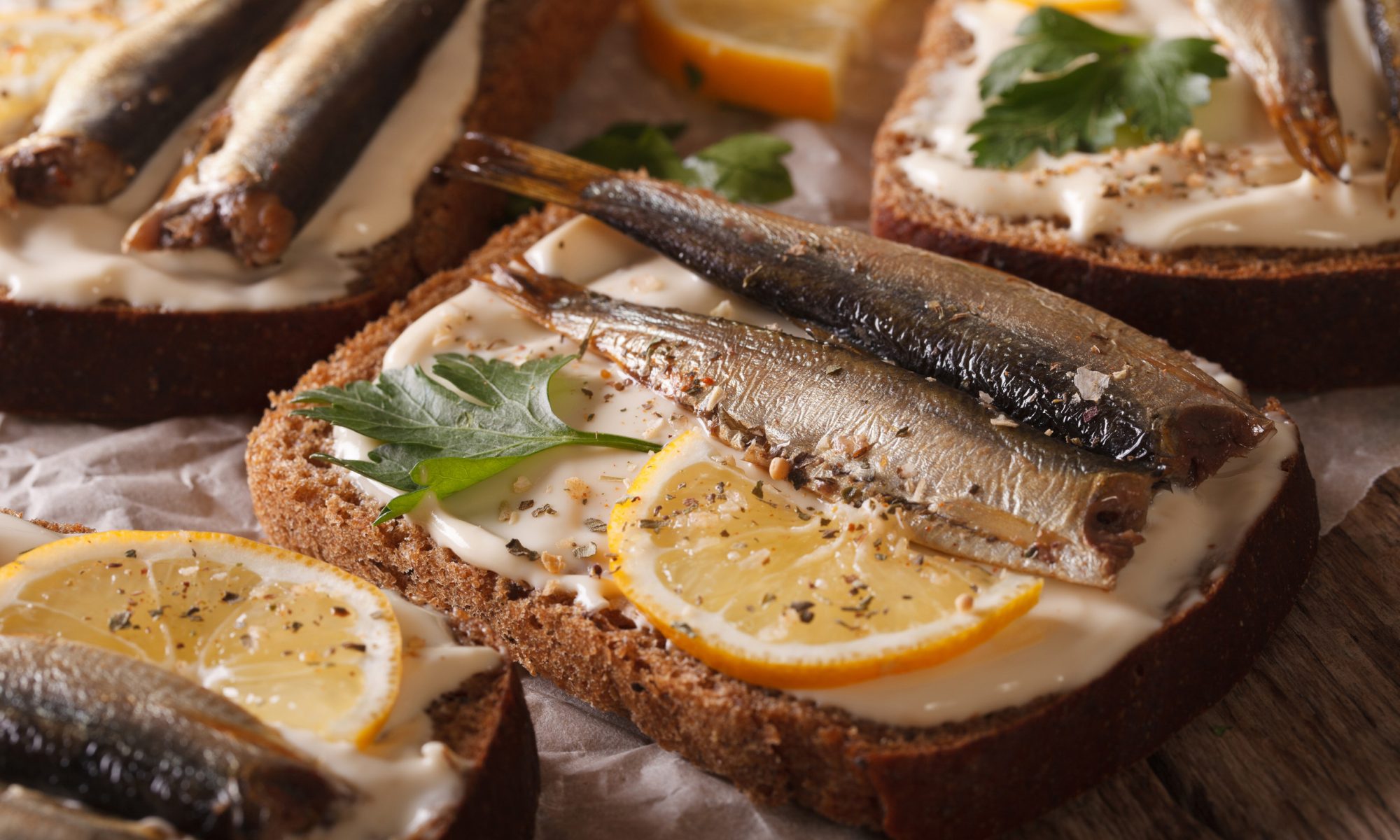 Бутерброды со шпротами и лимоном: простая новогодняя классика с ярким вкусом