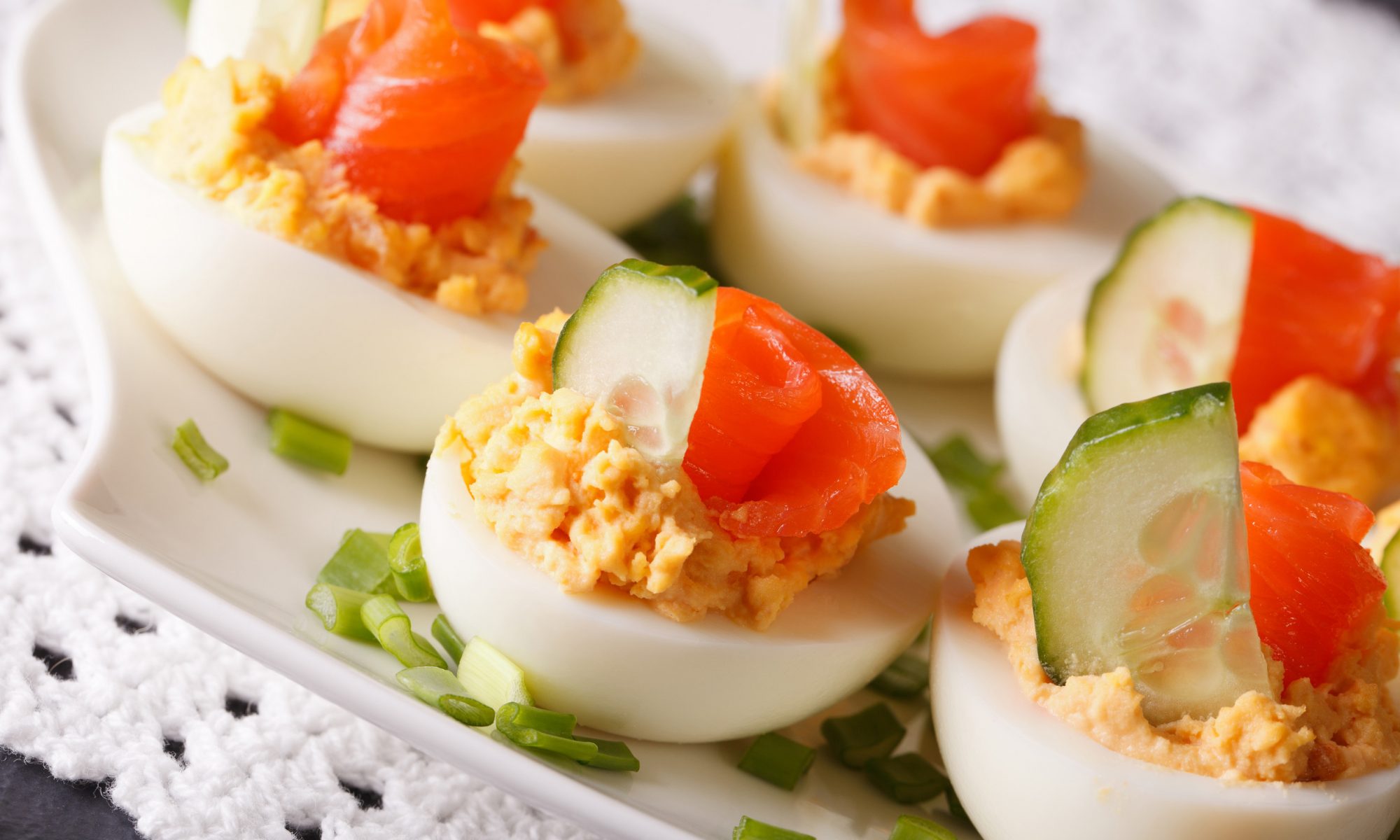 Фаршированные яйца с красной рыбой: элегантная закуска для праздничного стола