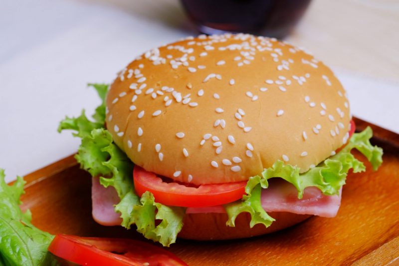 «Почти-бургеры с ветчиной»: быстрый перекус с домашним характером