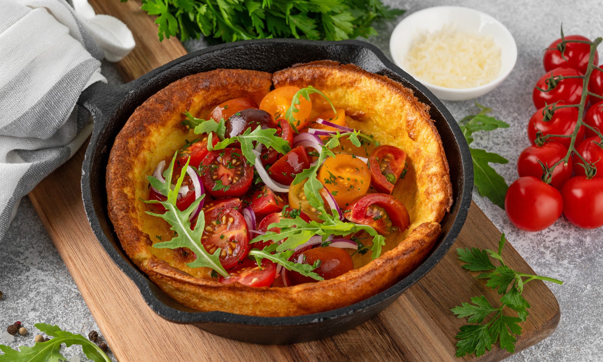 Голландский панкейк с яйцами и овощами — эффектный завтрак из одной сковородыИ