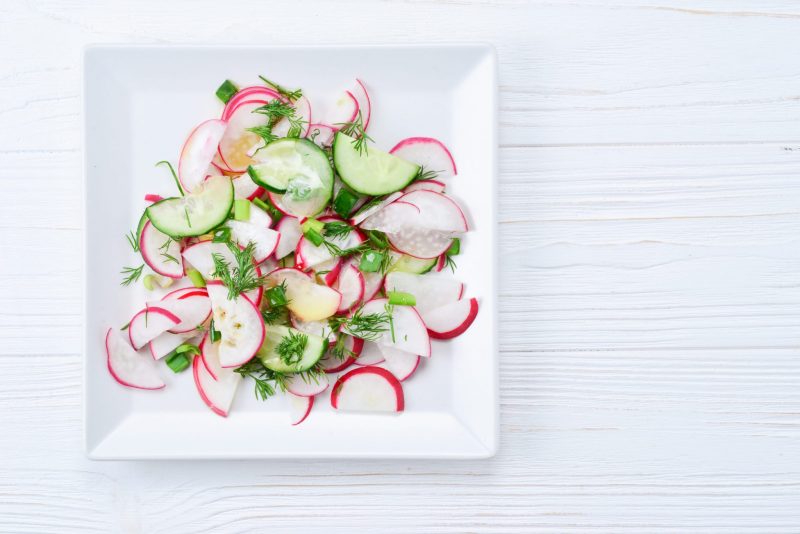 Салат из огурцов, редиса и молодого горошка 