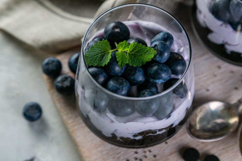 Черничный мусс на кокосовых сливках — лёгкий десерт с ярким вкусом и бархатной текстурой