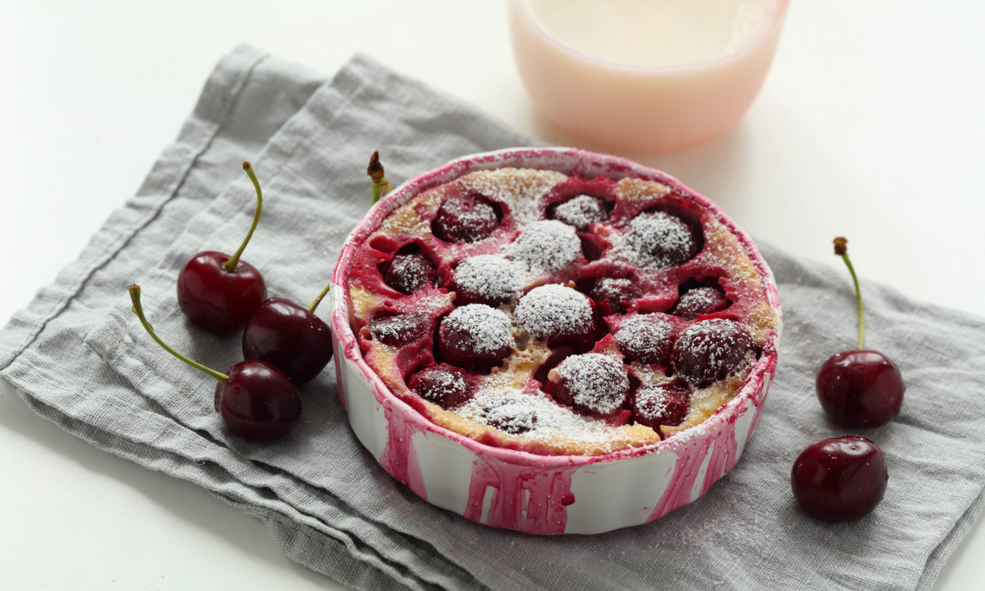 Клафути с черешней по-французски — десерт между пирогом и нежным кремом