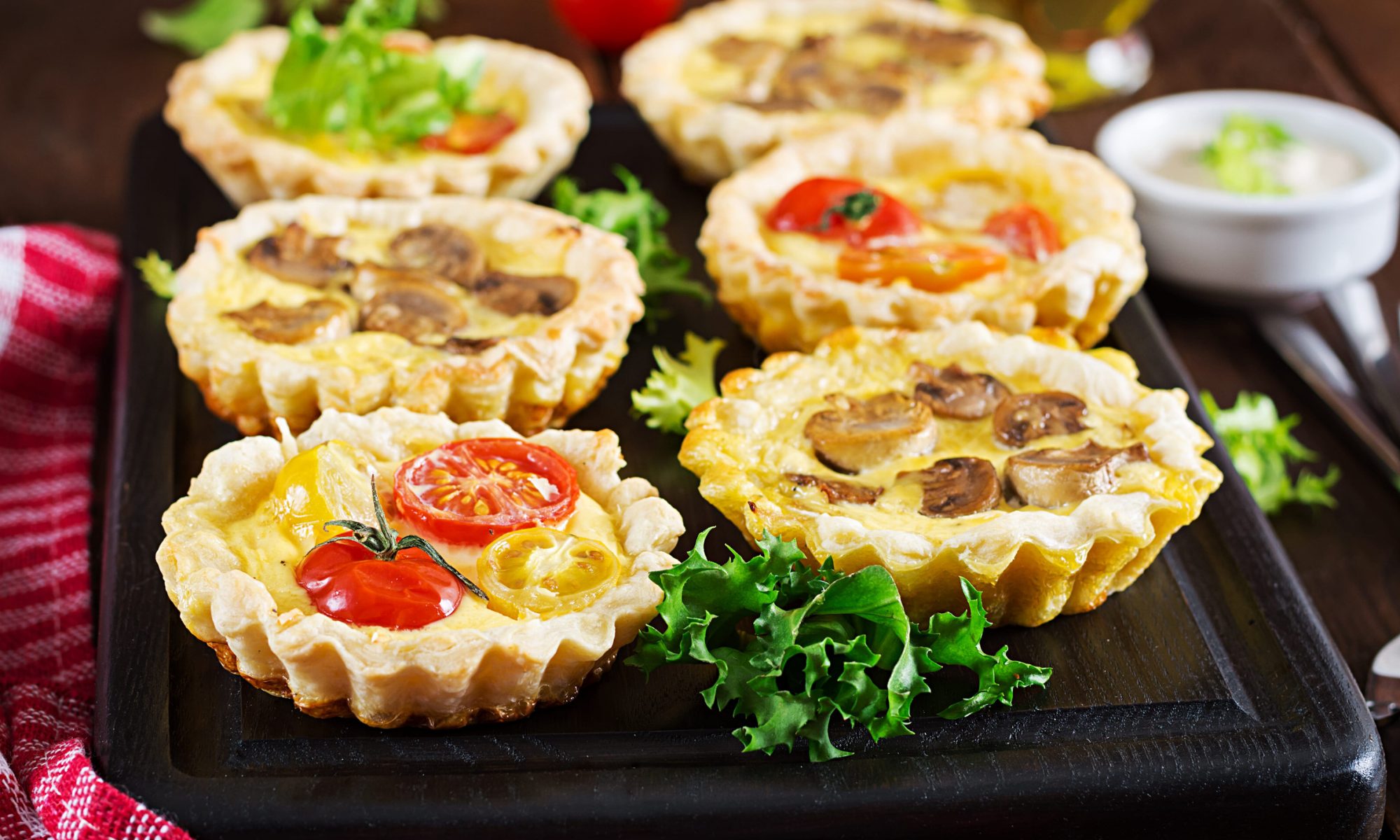 Мини-киши с грибами и сыром — утончённая классика в удобном формате