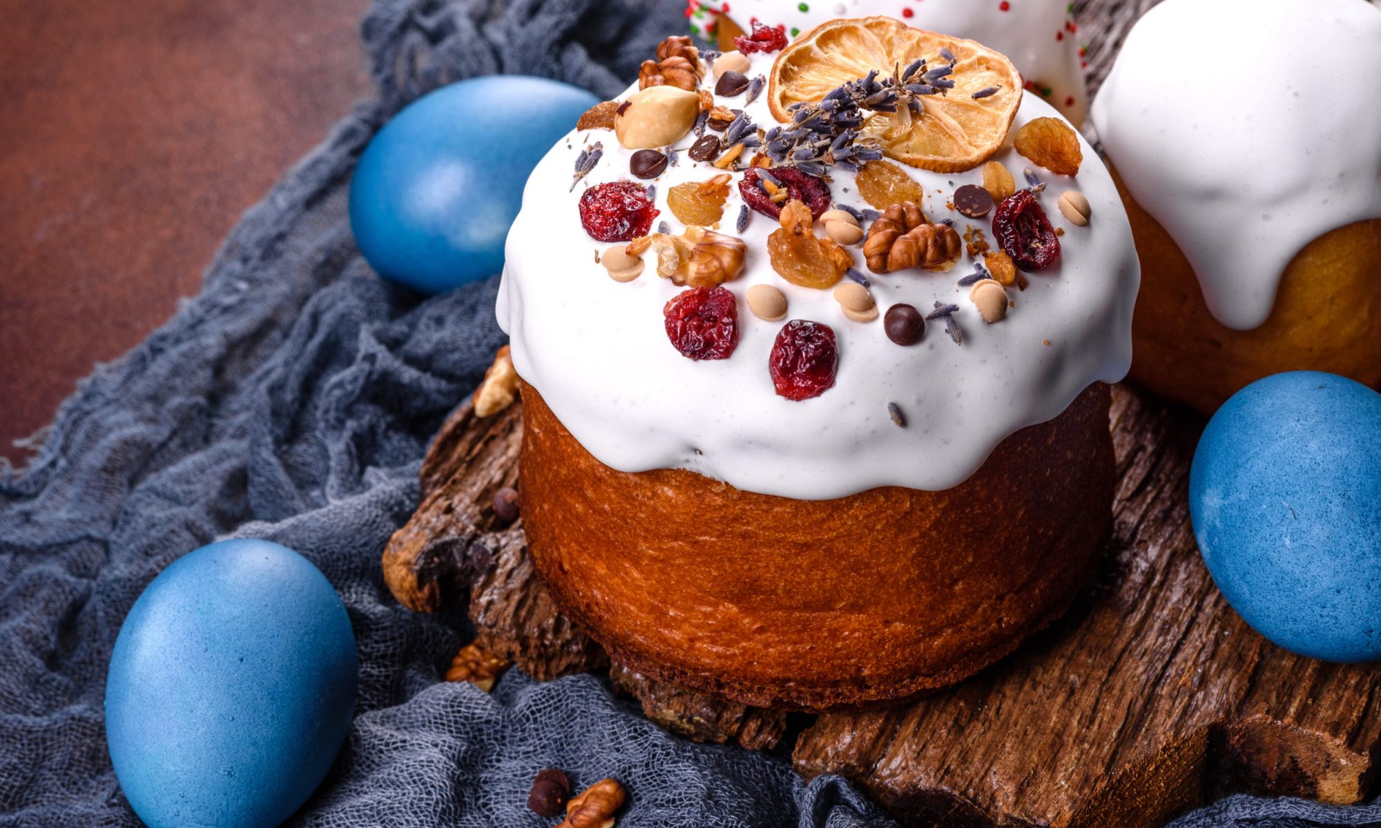 Кулич с лесным мёдом и кедровыми орешками — тёплая классика с благородным акцентом