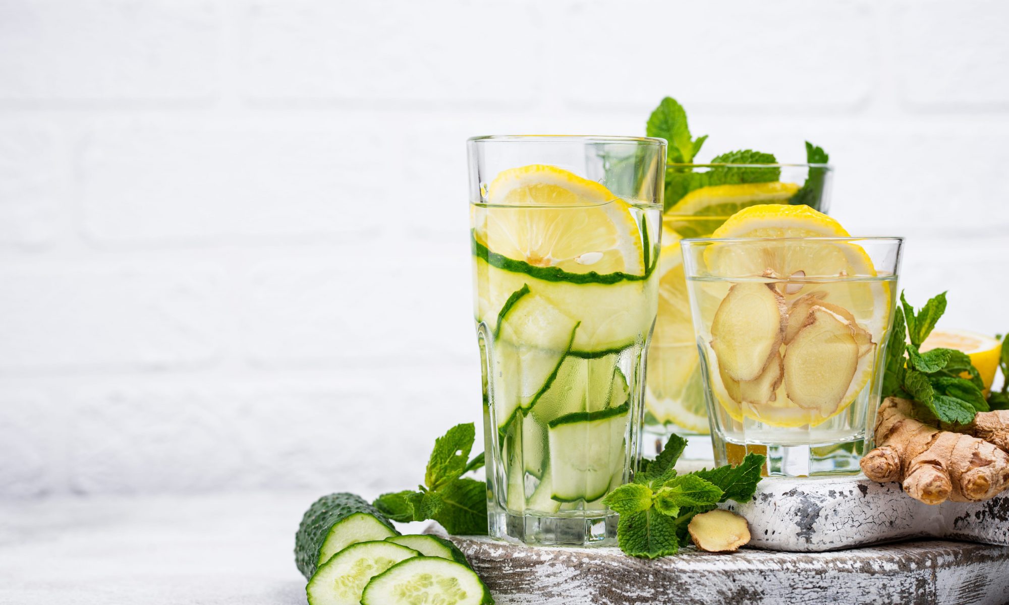 Огуречный фреш с мятой и лаймом — освежающий напиток для жаркого дня