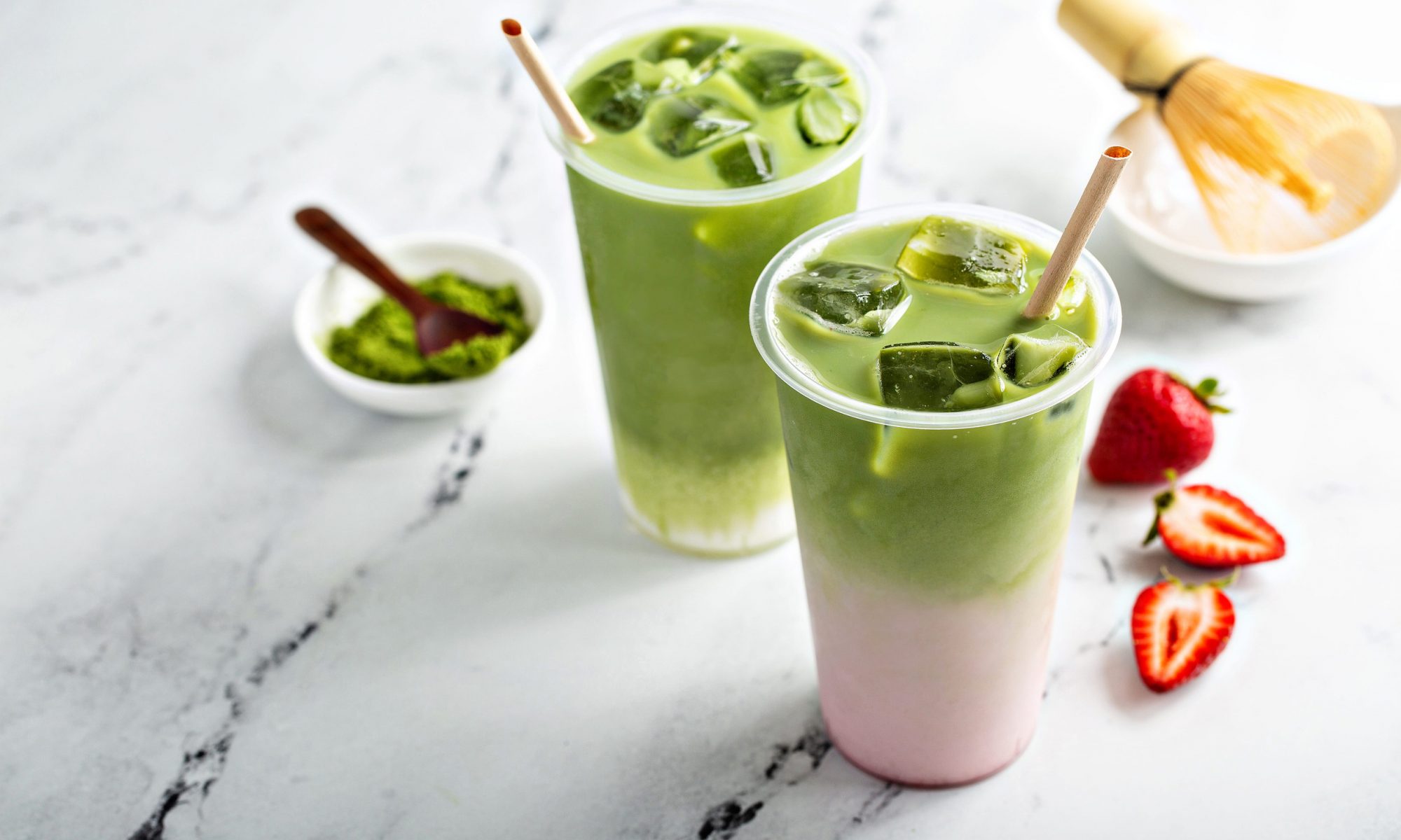 Клубничный матча-латте — модный напиток с нежным вкусом