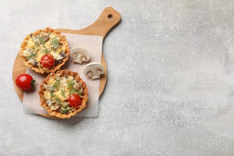 Мини-киши с грибами и сыром — утончённая классика в удобном формате