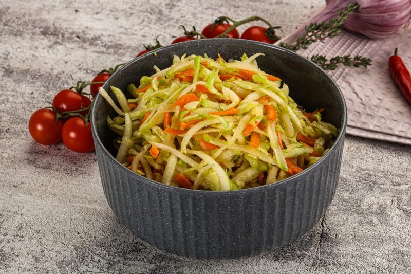Салат из кольраби с морковью и сметанным соусом