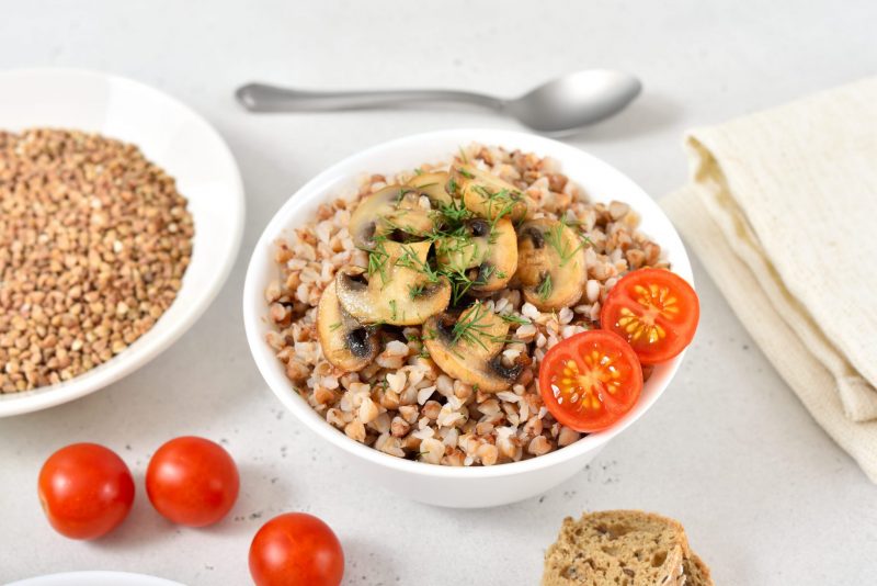 Гречка с белыми грибами в горшочках: ароматное и сытное блюдо русской кухни