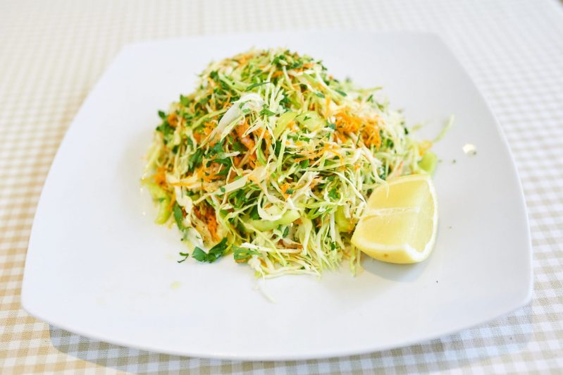 Салат с молодой капустой, яблоком и грецким орехом