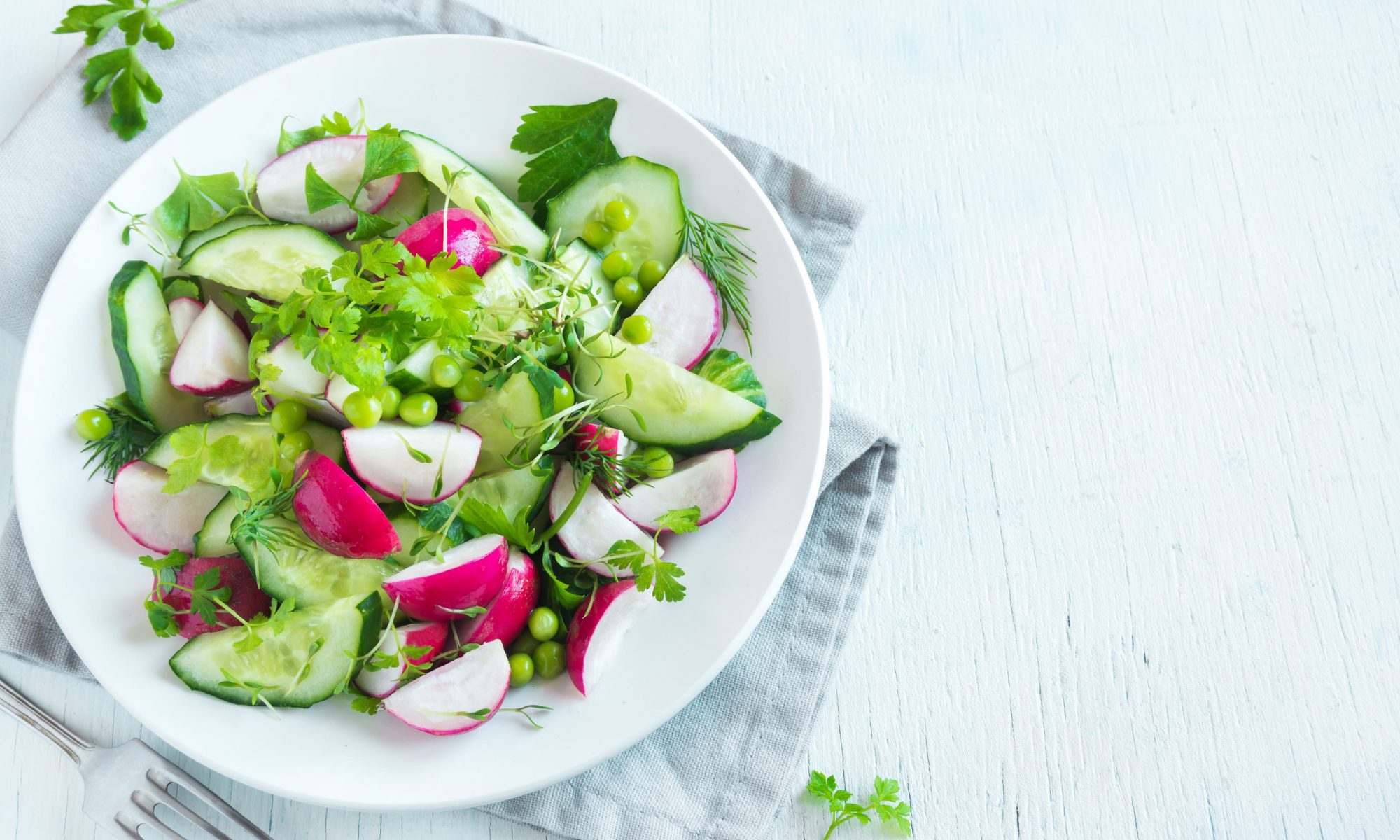 Салат из огурцов, редиса и молодого горошка