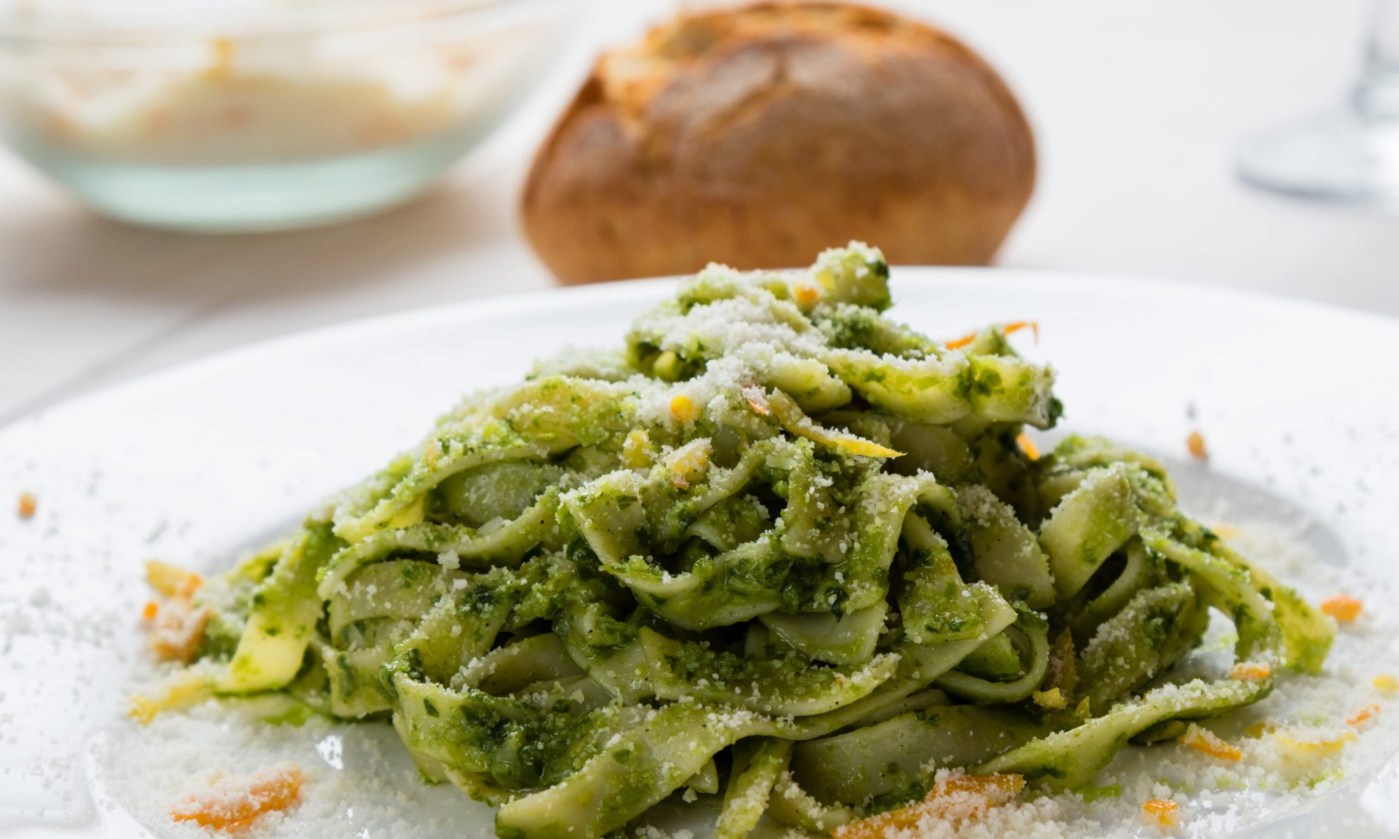Салат из пасты с песто — свежесть, аромат и итальянское настроение в одной тарелке