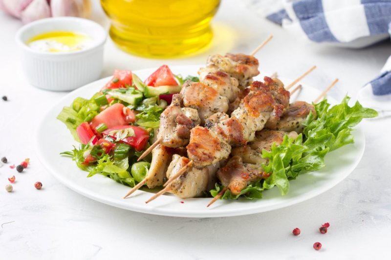 Шашлычки из белых грибов и курицы — аромат леса и огня на одной шпажке