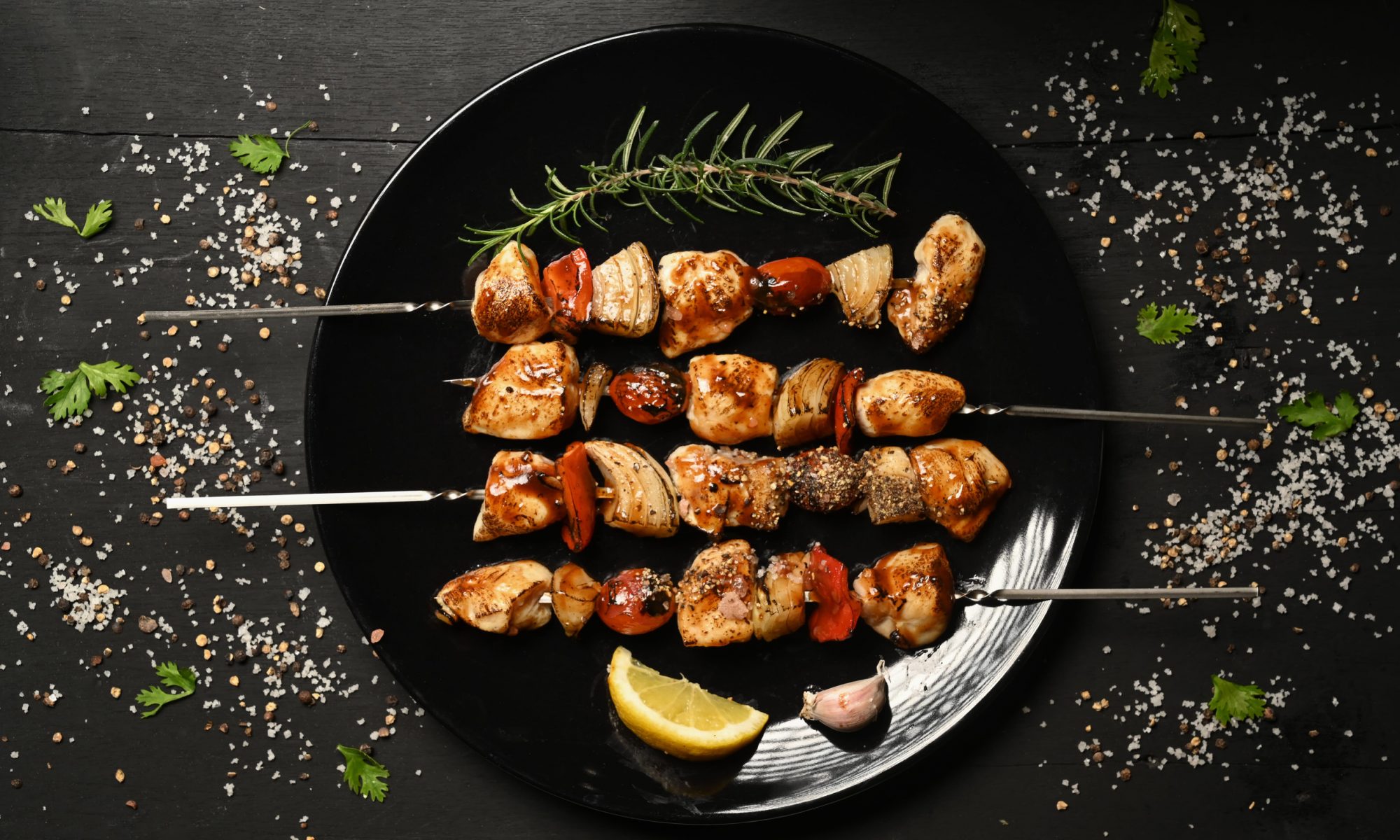 Шашлычки из белых грибов и курицы — аромат леса и огня на одной шпажке