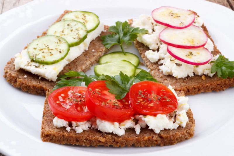 Закуска из чёрного хлеба с огурцами