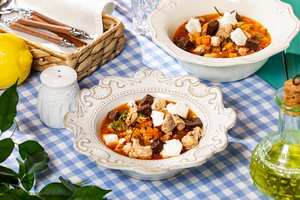 Греческий чечевичный суп с куриными бёдрышками, фетой и ржаными гренками